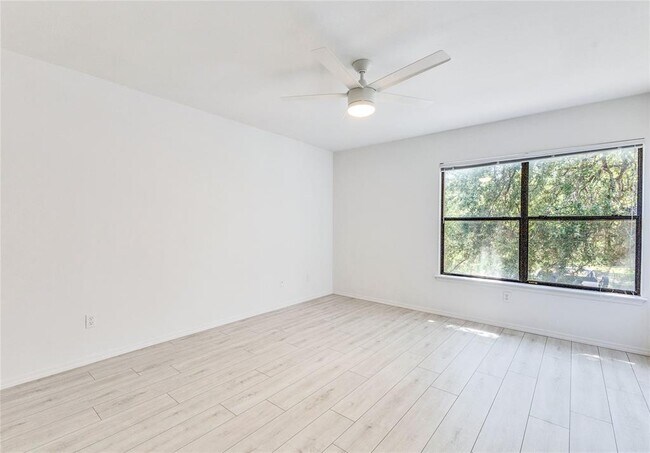 Building Photo - 1200 Del Roy Dr
