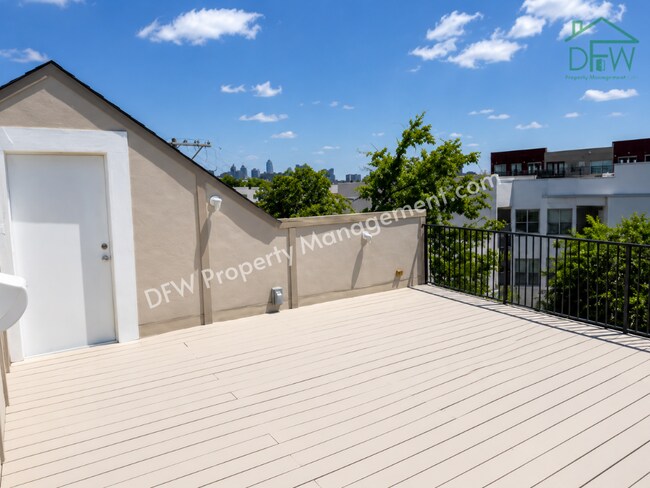 Building Photo - Luxury Renovated Townhome with Rooftop Skyline Views | Walk to Restaurants, Parks & More