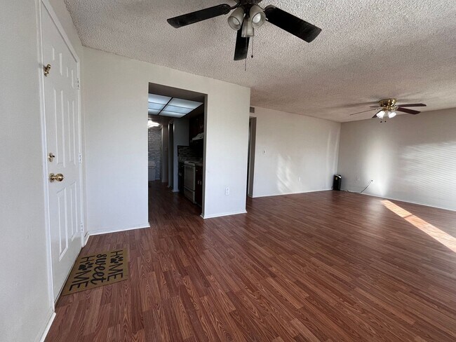 Building Photo - Hourglass District Condo - 2/2 with attached garage