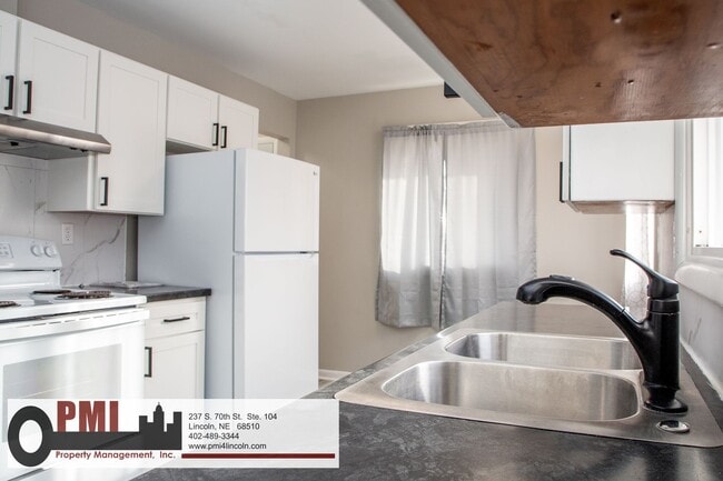 Building Photo - 820 S 38th St