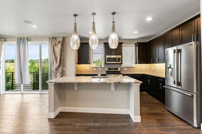 Building Photo - Modern End Unit in the Meadows!