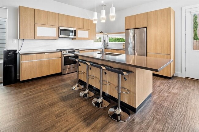 Building Photo - 5511 Paraiso Pl