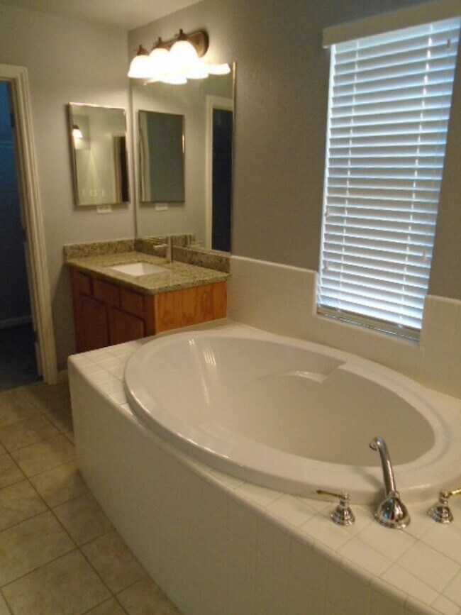 Building Photo - BEAUTIFUL WHITNEY OAKS HOME WITH 3+ BEDROOMS, 3 FULL BATHS, & 2 CAR GARAGE!