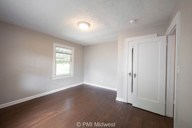 Building Photo - "Charming 3-Bedroom Retreat with Hardwood ...