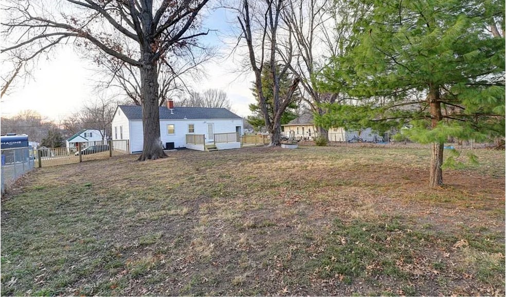 Building Photo - 5517 Willow Ave