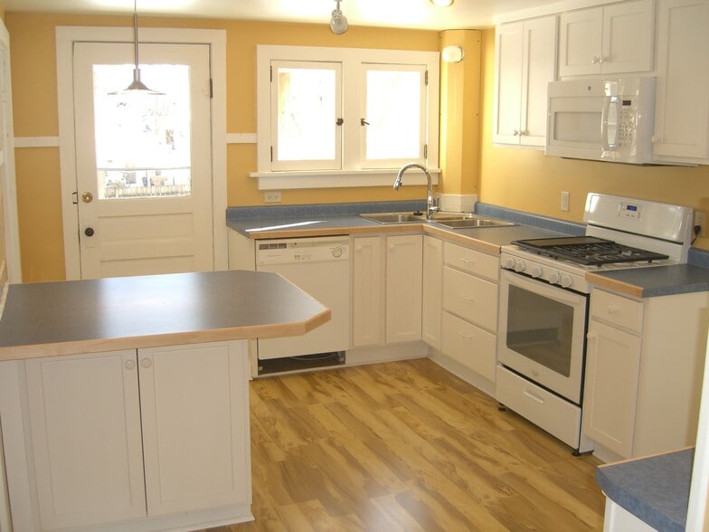 3 Basin corner sink - 945 E Johnson St