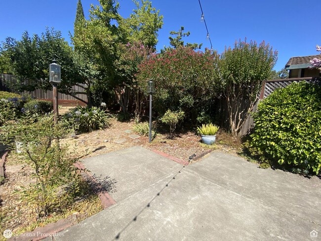Building Photo - 3bd/2ba Single-Level Home - Close to Downt...