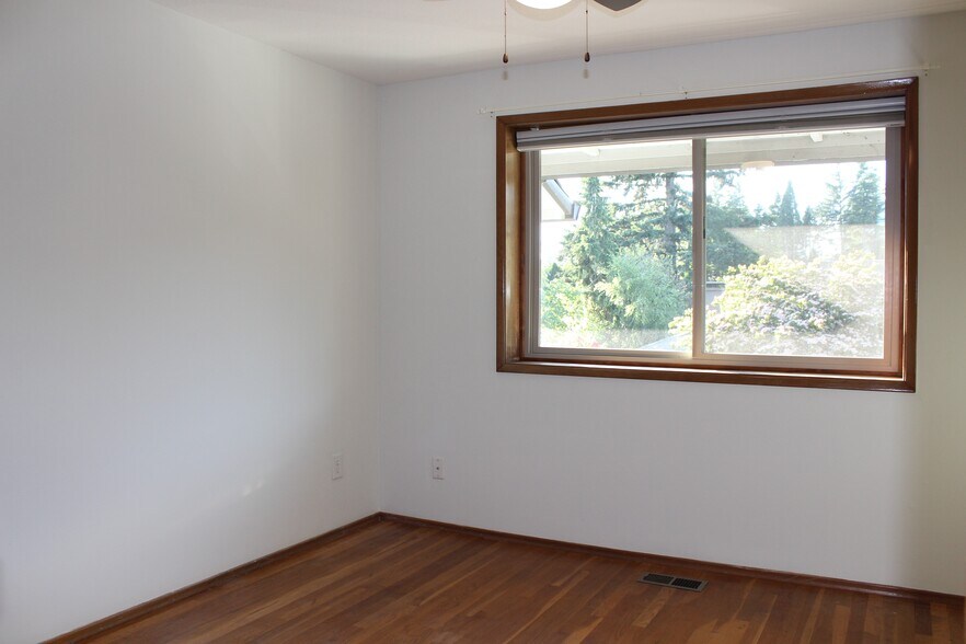 Building Photo - 9042 SW Monterey Pl