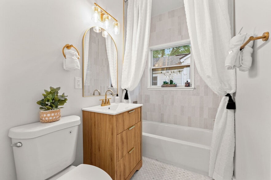 Bathroom - 593 Talbot Ave