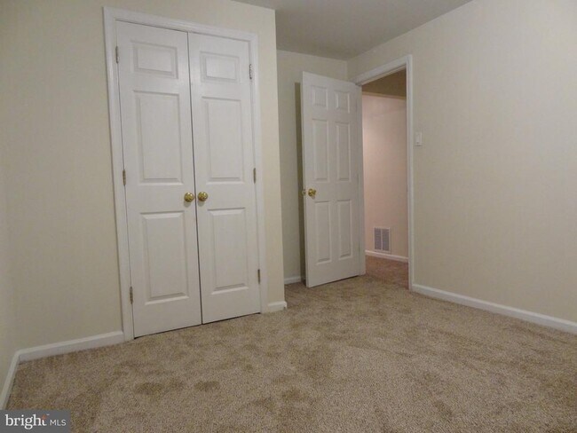 Building Photo - 836 Knob Ct