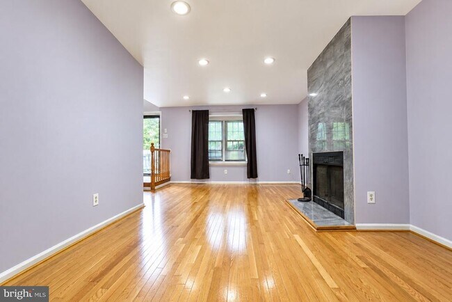 Building Photo - 604 Hillary Ct