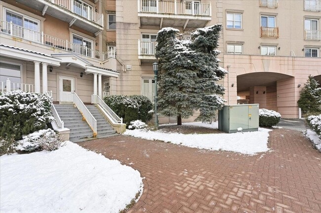 Building Photo - 100 Shearwater Ct E