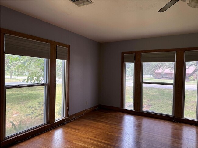 Building Photo - 231 E Live Oak St