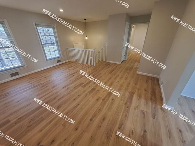 Building Photo - Absolutley Beautiful 4 Bedroom 2.5 Bath Ov...