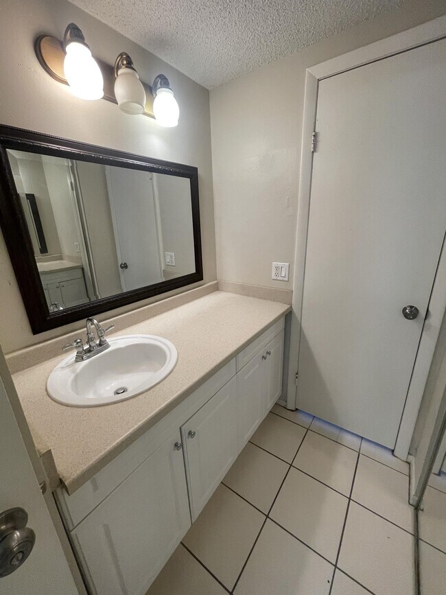 Building Photo - 5506 Pokeweed Ct