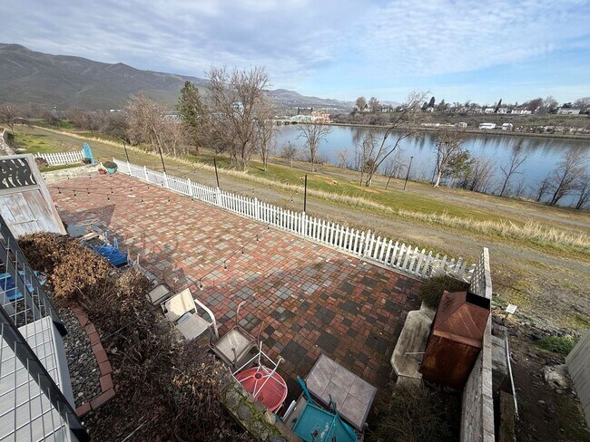 Building Photo - Peterson, D