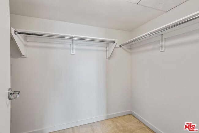 Building Photo - 13700 Marina Pointe Dr