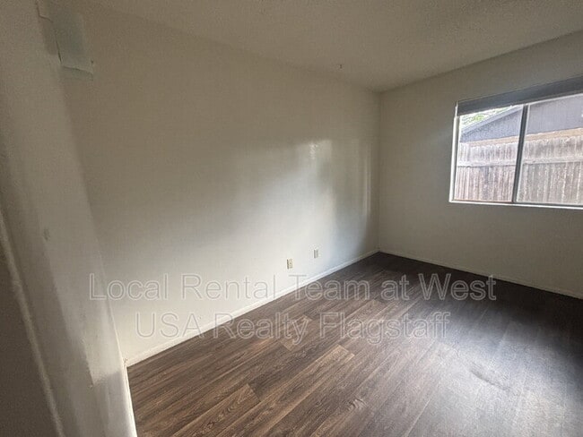 Building Photo - 2219 E Dortha Ave