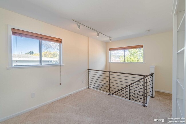 Building Photo - 2400 Bonar St