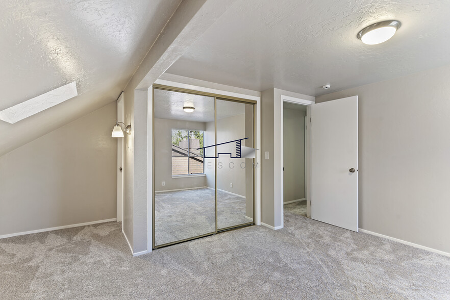 Building Photo - 26 White Barn Dr