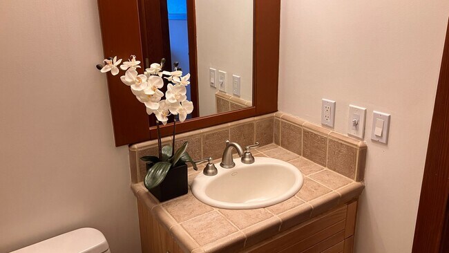 Building Photo - Furnished Lakefront home with amazing Lakeviews