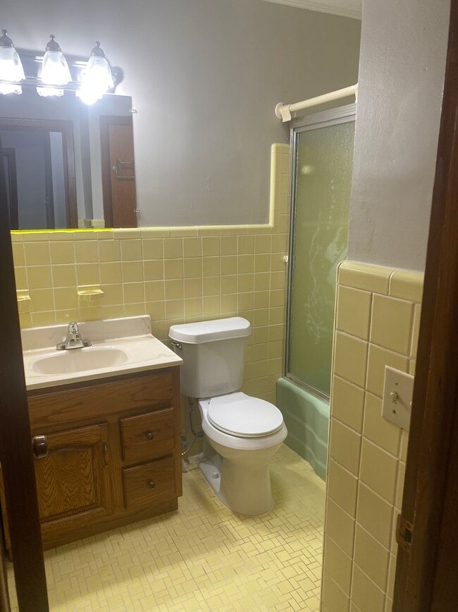 Building Photo - 3 bed 2 bath