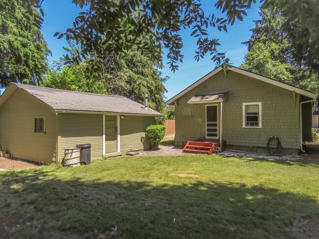 Building Photo - 2 Bedroom Cottage with in walking distance...