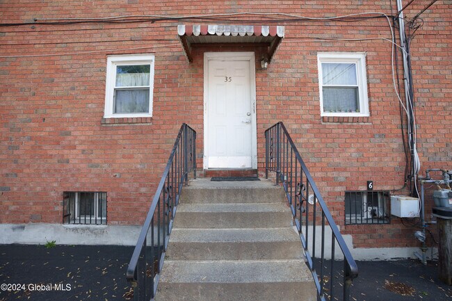Building Photo - 35 McAlpin St