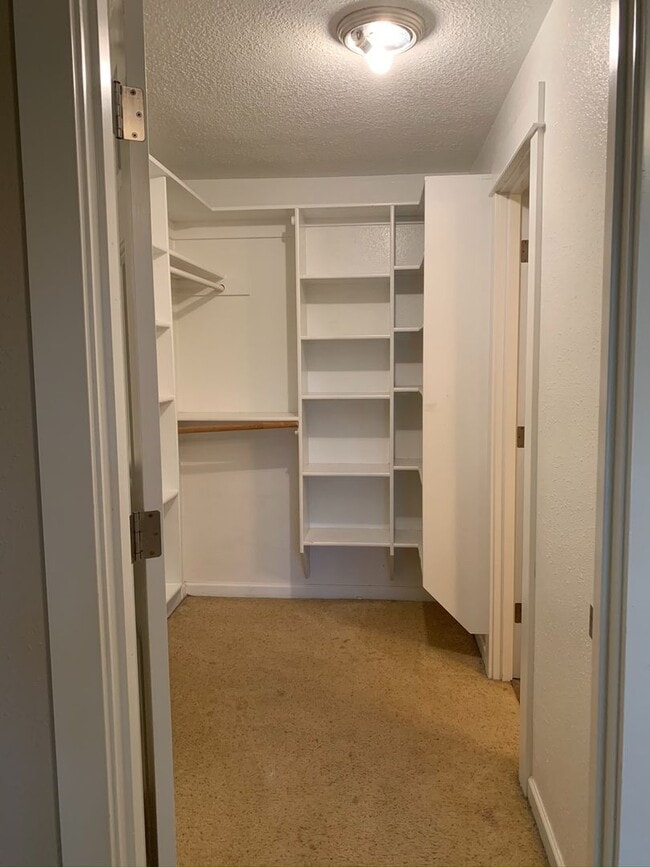 Building Photo - Large Four Bedroom House in Newberg