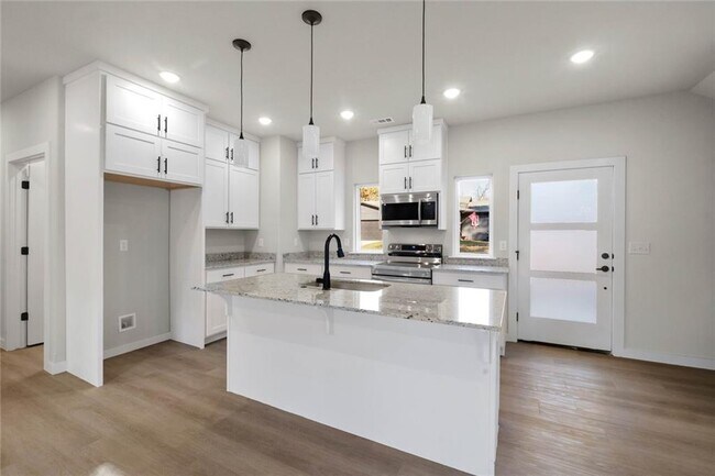 Building Photo - 50 Thaxted Dr