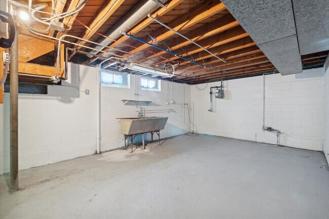 Building Photo - 5339 Elmwood Ave