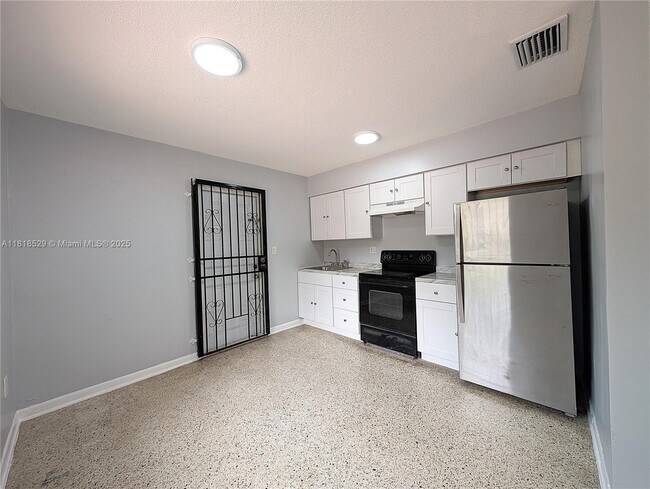 Building Photo - 2281 SW 16th Ct