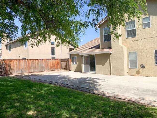 Building Photo - RENT REDUCED on 4 Bedroom with Huge Backyard!!!
