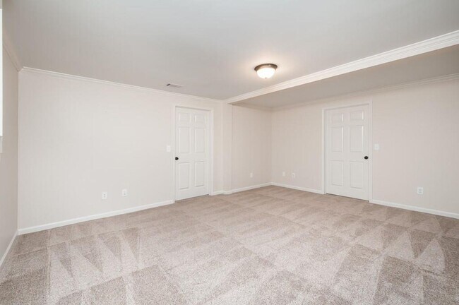 Building Photo - Elegant Master-on-Main in Prestigious Laur...