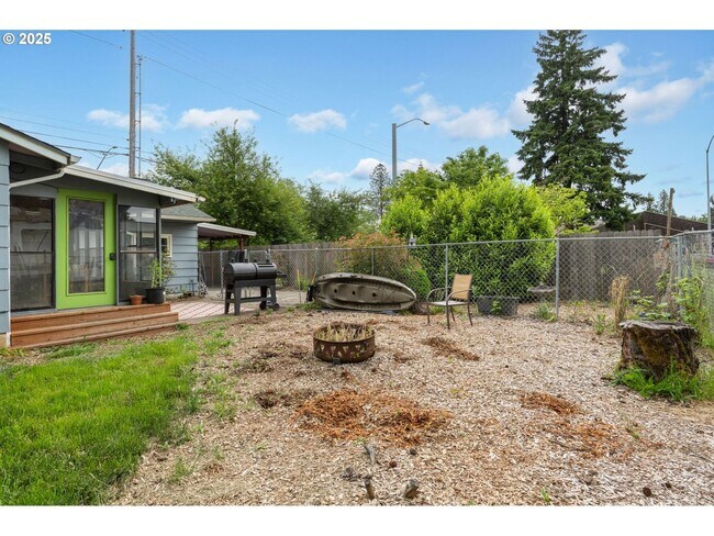 Building Photo - Classic Hillsboro Home with Two Spacious B...