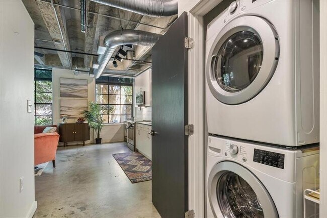 Building Photo - 1065 United Ave SE