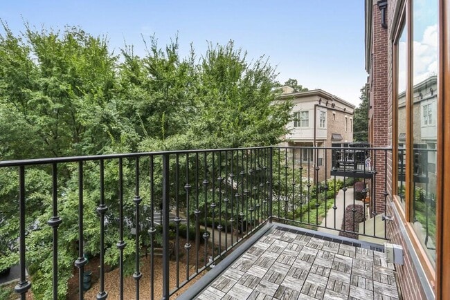 Building Photo - 1442 Dresden Dr