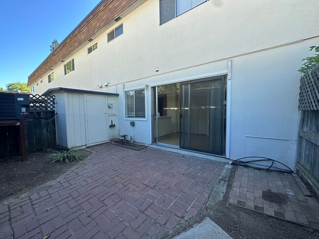 Building Photo - Three Bedroom Townhome Near River Access