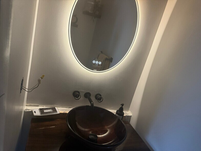 Building Photo - 1913 Newhaven Dr