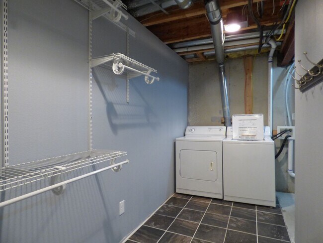Building Photo - 805 Summer Hawk Dr