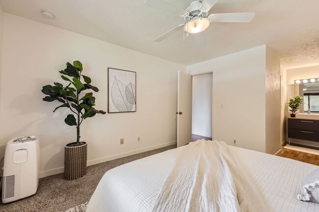 Building Photo - 2 Bed 2 Bath Available for August 2025 Pre...