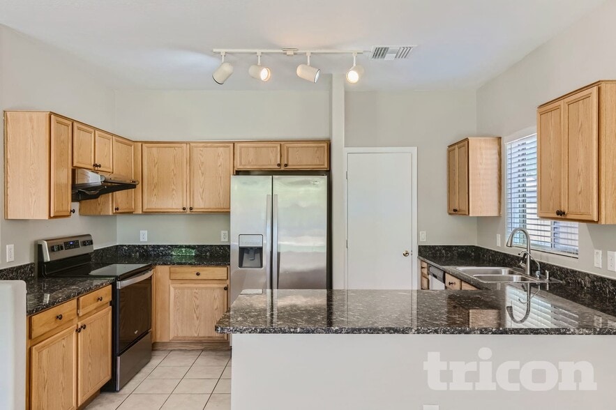 Building Photo - 924 S 240th Dr