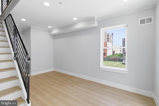 Building Photo - 1511 W Flora St