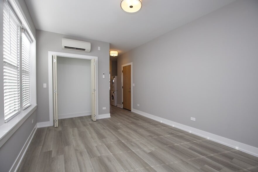 Building Photo - 3843 N Janssen Ave