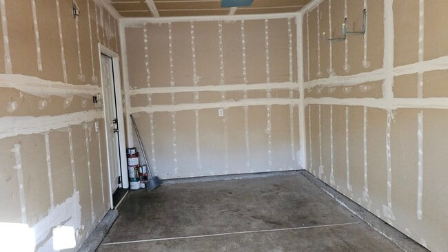 Building Photo - 5012 Crest Dr