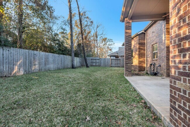 Building Photo - 18418 Hounds Lake Dr