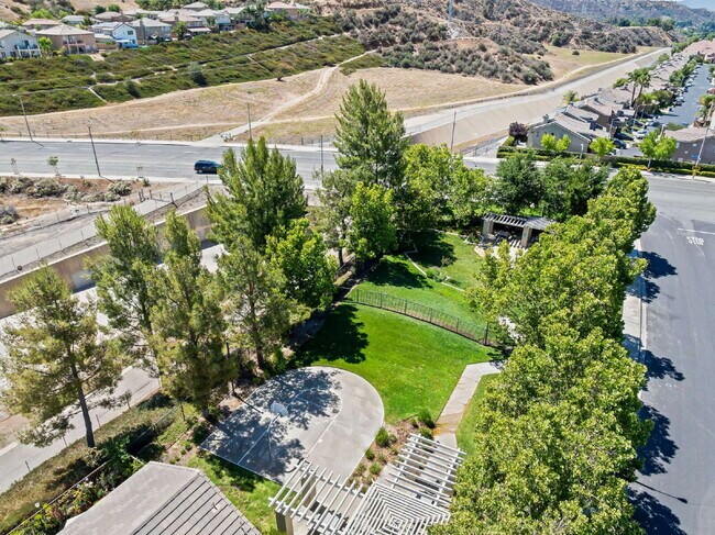 Building Photo - "Spacious 3-Bedroom Retreat with Modern Co...