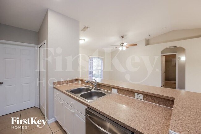 Building Photo - 652 Keller St E