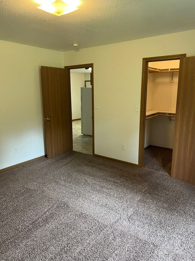 Building Photo - 2626 E Oakbrook Dr