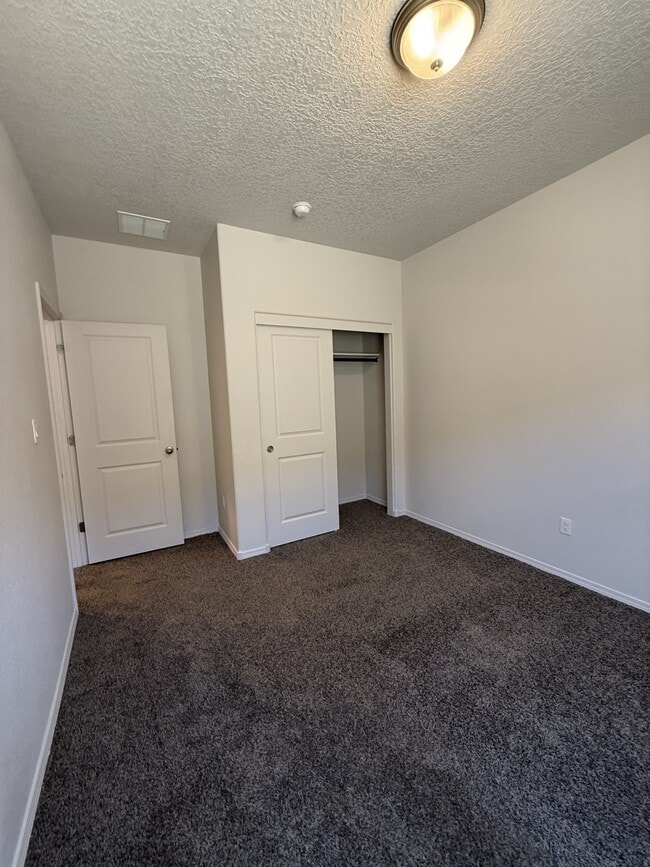 Building Photo - 2116 Solitaire St NE